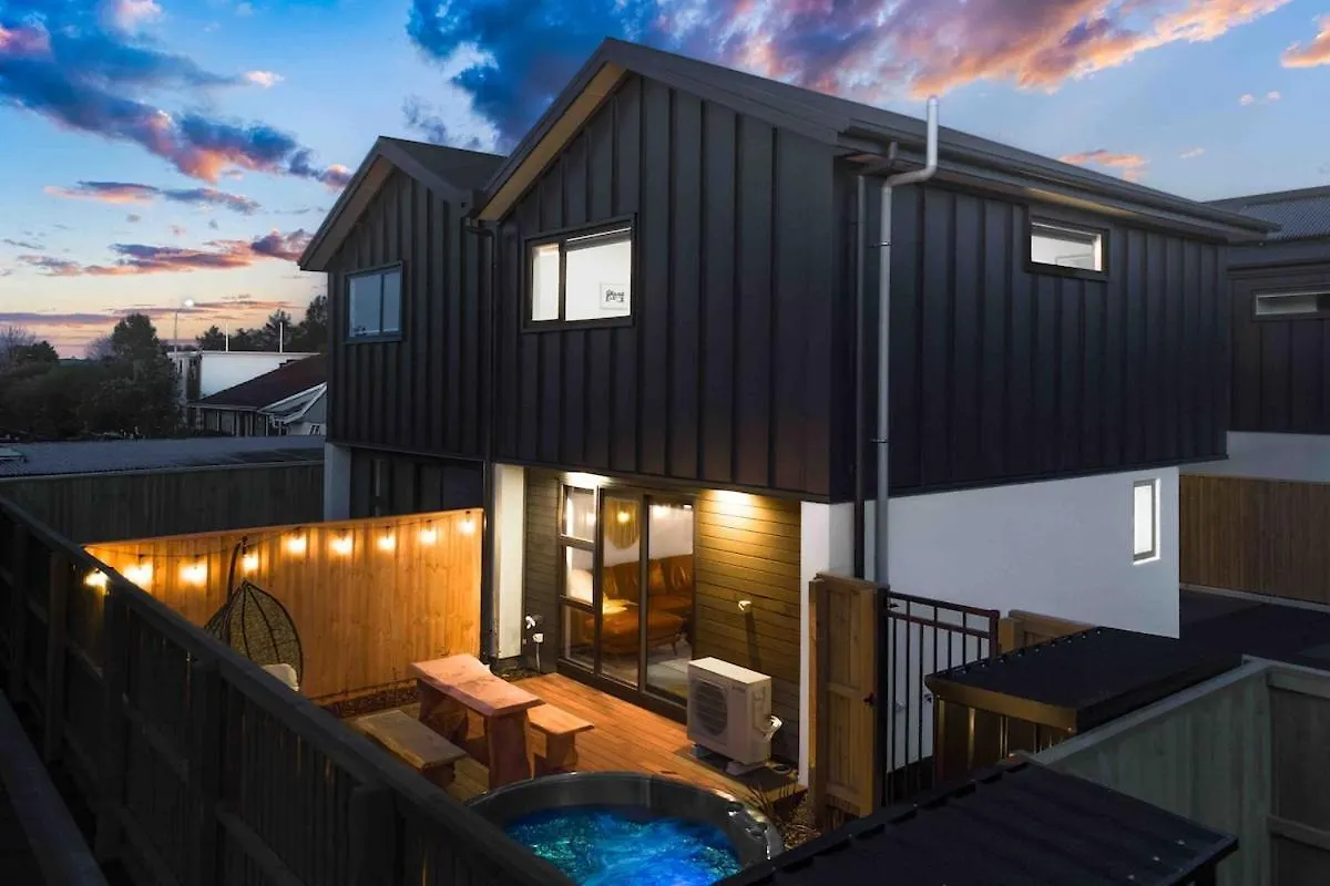 Cozy Retreat With Hot Tub Apartment Christchurch